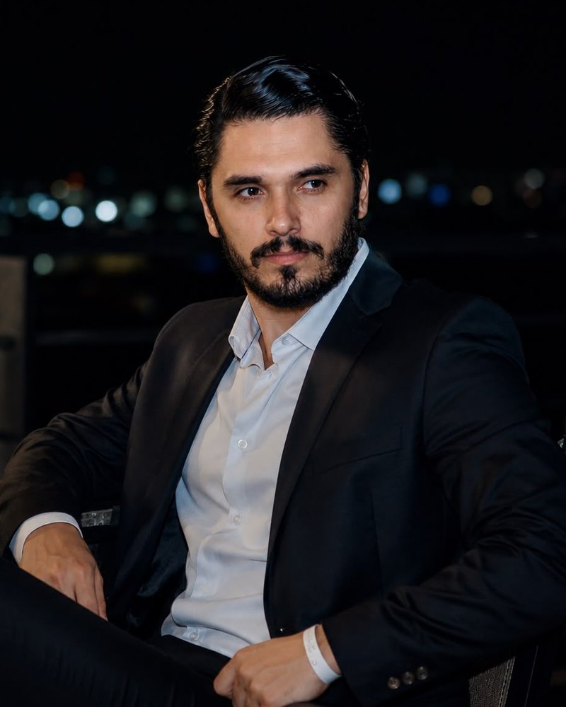 João Victor Soares de terno escuro e camisa branca
